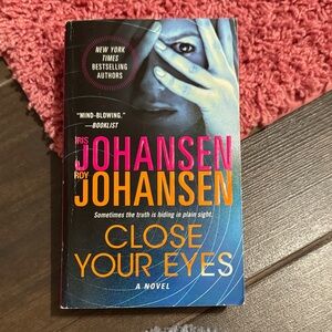 Close Your Eyes Novel by Iris Johansen